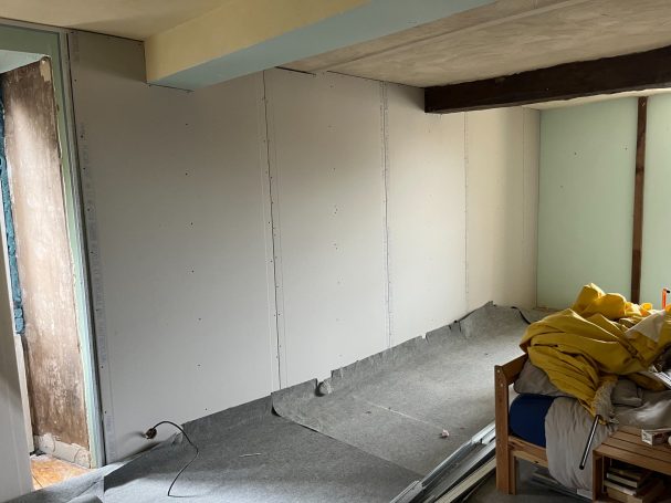 Mur est de la chambre 1/2 palier plaqué