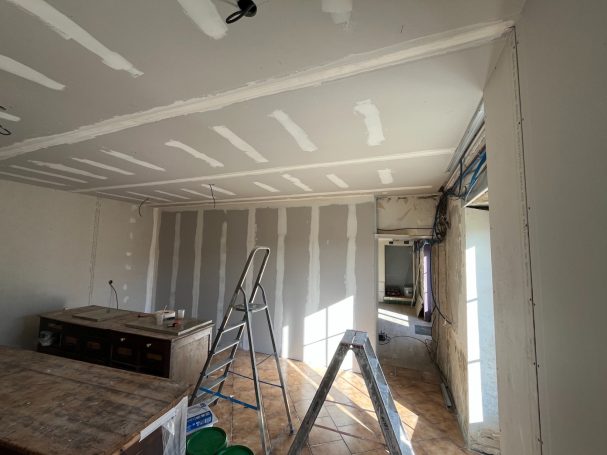 Vue est du doublage avec isolation et bandes des murs et plafond de la cuisine