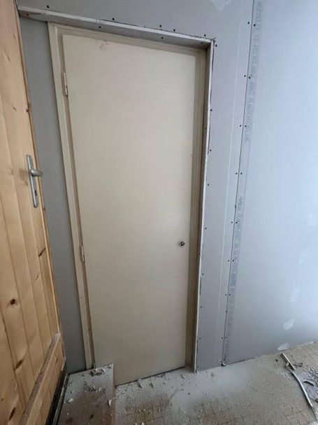 Détail finition entourage d'une porte de placard