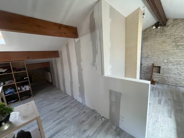 Ponçage des bandes terminé sur le doublage sur ossature