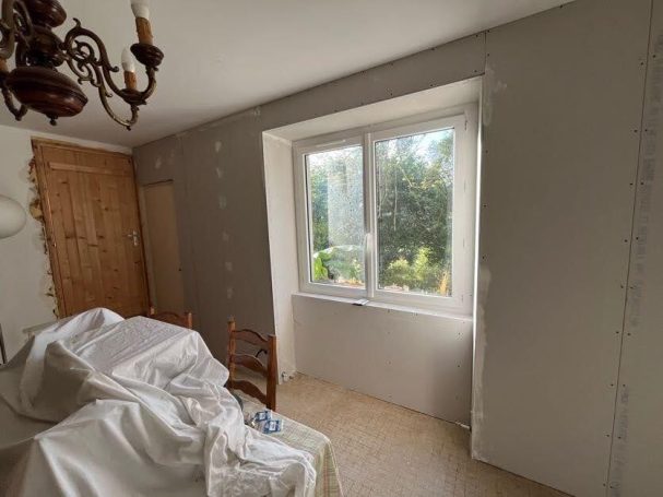 Plaquage mur et ébrasure de fenêtre terminé dans le salon 1