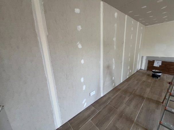 Bandes à joint en cours sur murs et plafond du salon RDC