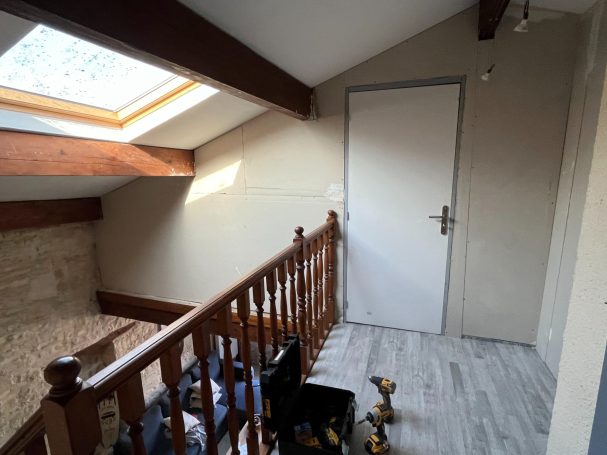 Rambarde en bois et cloison en plaques de plâtre avant démontage