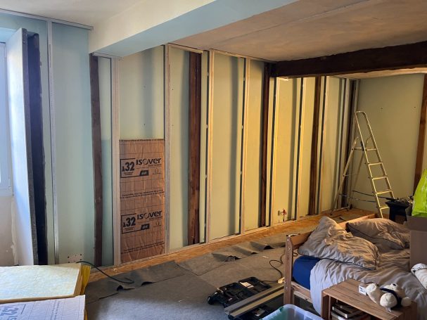 Mur est de la chambre 1/2 palier : ossature métallique en place