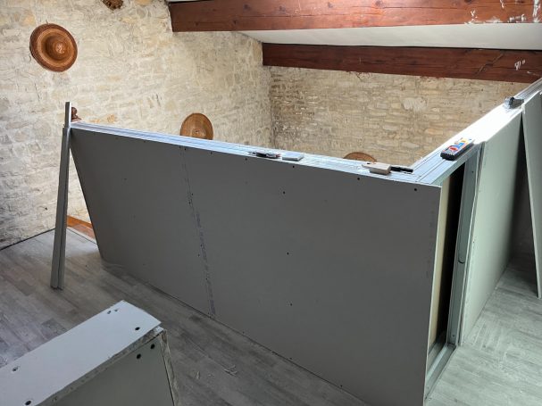Plaquage en cours de l'intérieur du garde-corps