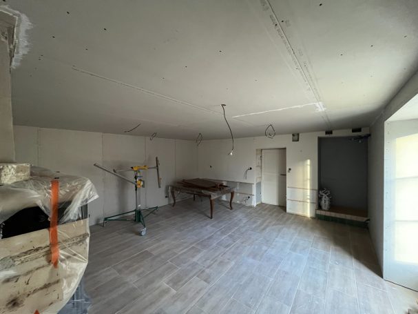 Vue nord-est du salon RDC isolé et plaqué