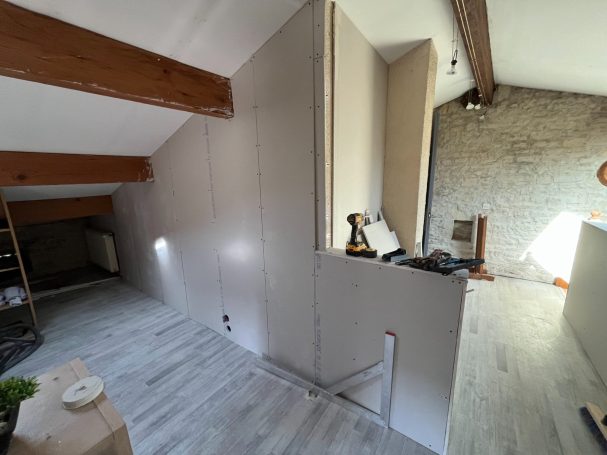 Plaquage en cours sur le retour du garde-corps