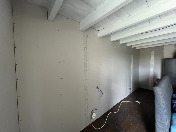 Mur ouest de la chambre étage isolaé et plaqué