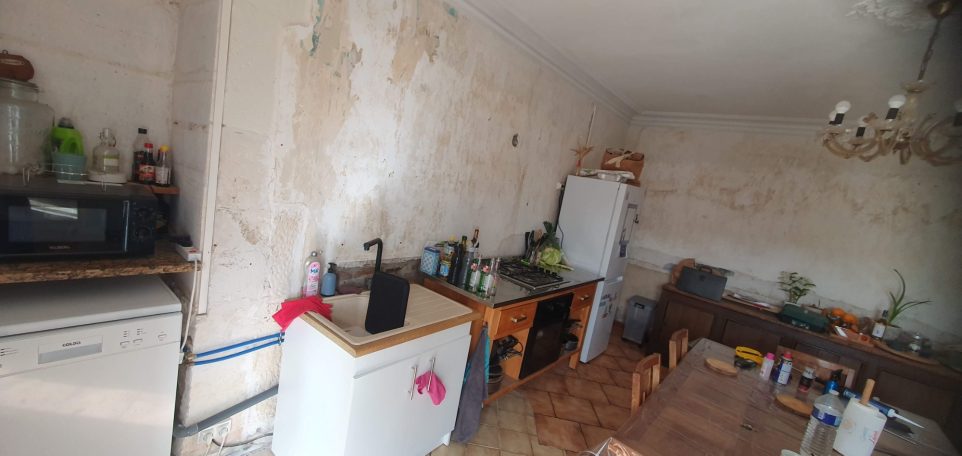 Murs ouest et nord bruts de la cuisine avant travaux