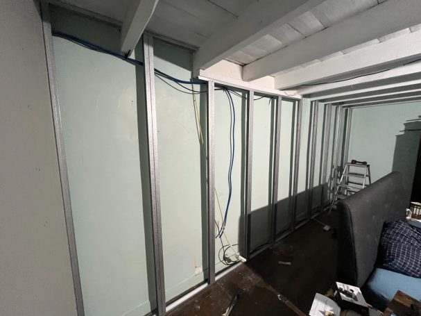 Rails et montants en place sur le mur ouest de la chambre étage