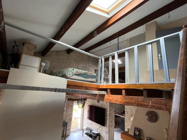 Vue depuis l'escalier de l'ossature du garde-corps en cours de construction