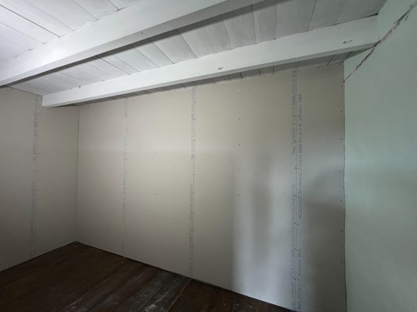 Plquage terminé du mur nord de la chambre