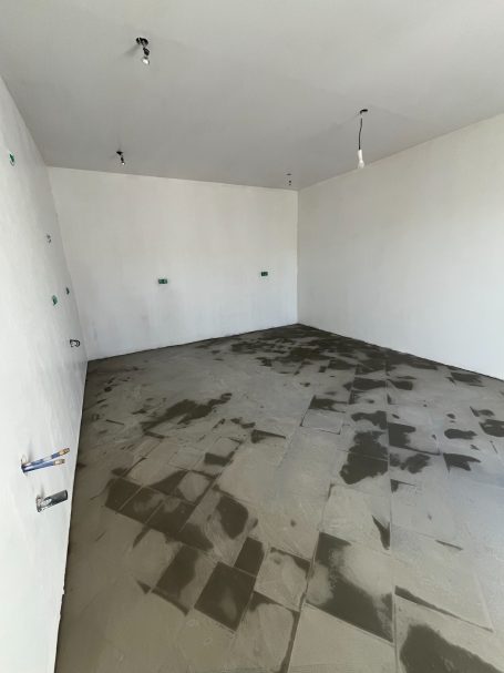 Ratissage et ponçage terminé - vue nord-est de la cuisine