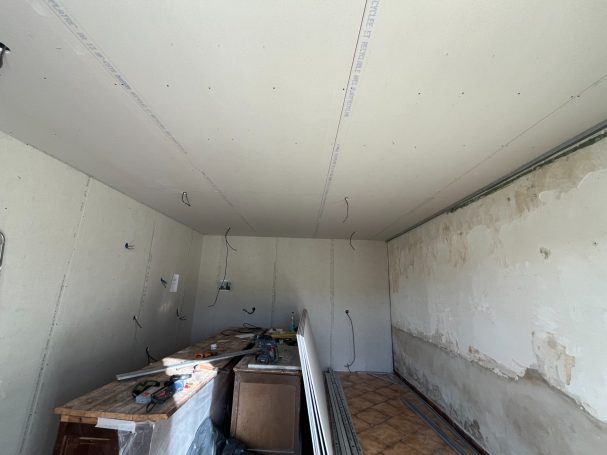 Plaquage terminé des murs ouest et nord, ainsi que du plafond autoportant