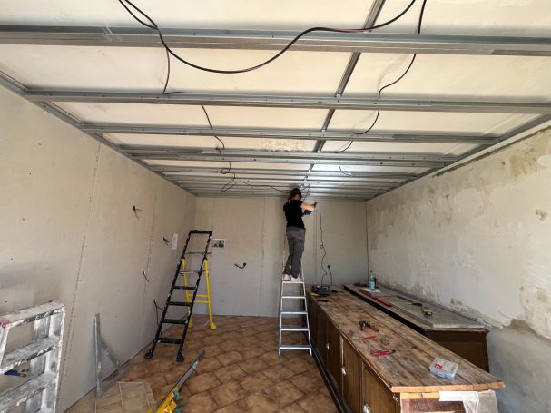 Murs ouest et nord isolés et doublés, plafond en cours de doublage