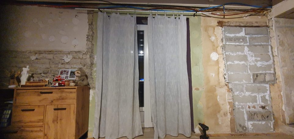 Mur sud brut avant travaux du salon RDC