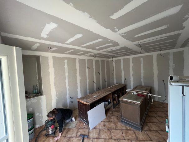Vue nord-ouest du doublage avec isolation et bandes des murs et plafond de la cuisine