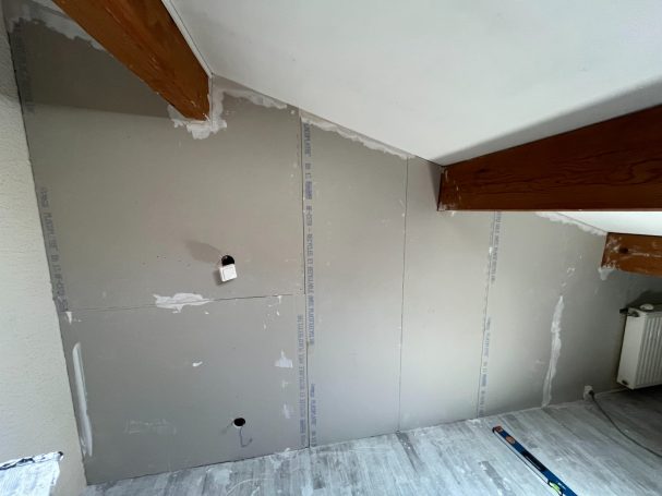 Installation en cours de la prise et de l'interrupteur encastré