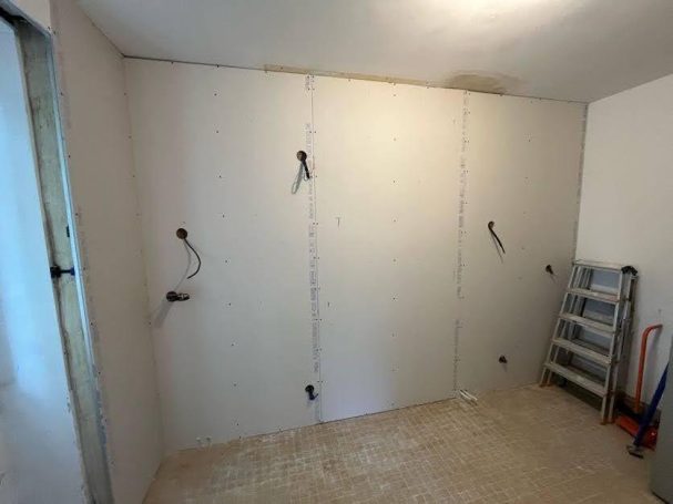 Ossature, isolation et plaquage fait des murs sud et ouest de la cuisine 1