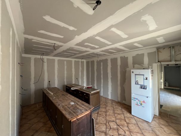 Vue nord-est du doublage avec isolation et bandes des murs et plafond de la cuisine