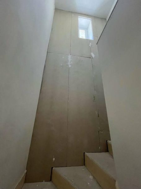 Plaquage en 10 + 20 collé de la cage d'escalier sur une hauteur de 5m