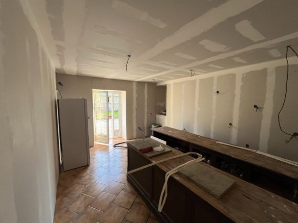 Vue sud du doublage avec isolation et bandes des murs et plafond de la cuisine