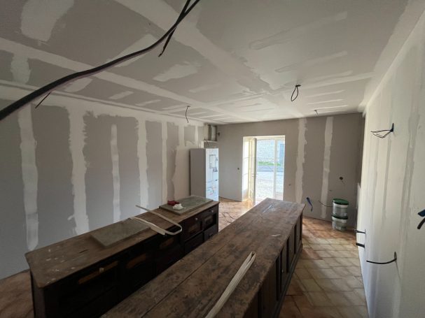 Murs isolés et doubles, plafond doublé et bandes à joints faites