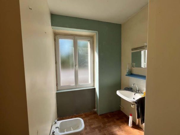 Isolation et plaquage fini dans la salle de bains 2