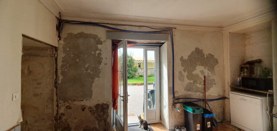 Mur sud brut de la cuisine avant travaux