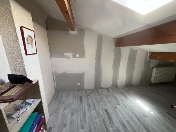 Ponçage des bandes terminé, doublage collé prêt à peindre