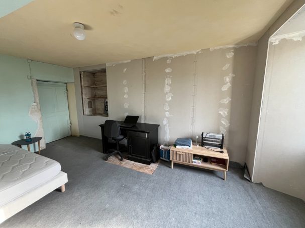 Bandes à joints en cours sur le mur nord de la chambre en 1/2 palier