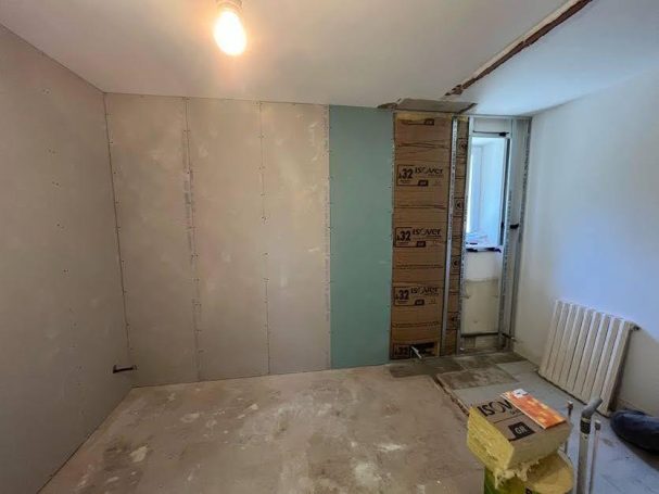 Isolation et plaquage en cours avant séparation de la chambre 2 et de la salle de bains 1