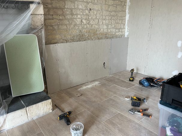 Doublage esthétique d'un soubassement de mur en pierre