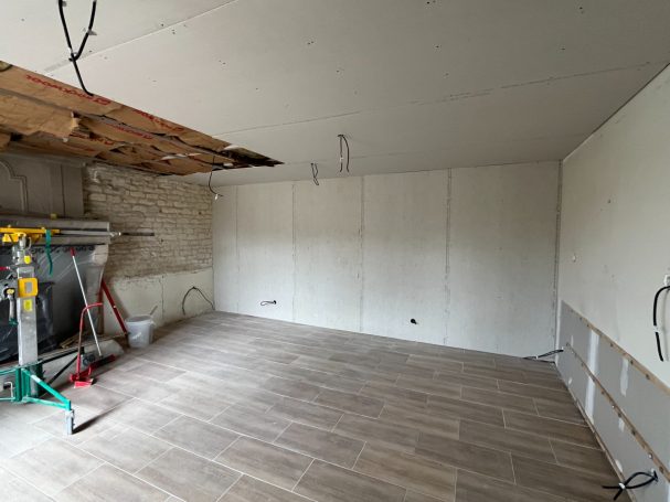 Isolation et doublage mur nord terminé, plafond en cours