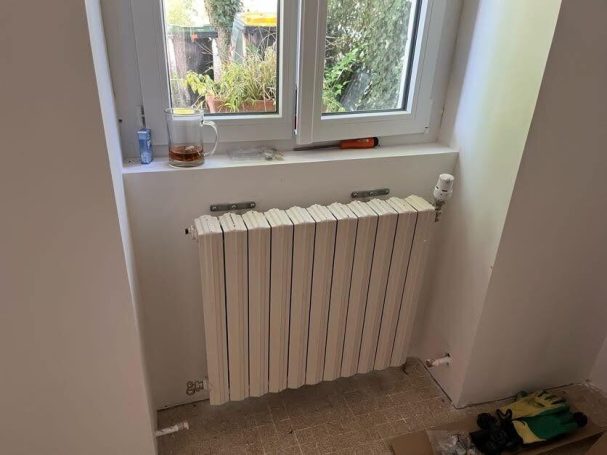 Ebrasure de fenêtre isolé et plaqué dans la cuisine 1, radiateur reposé par le client
