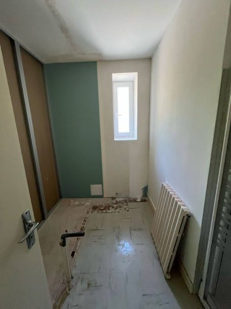 Salle de bains 1 en cours de plaquage